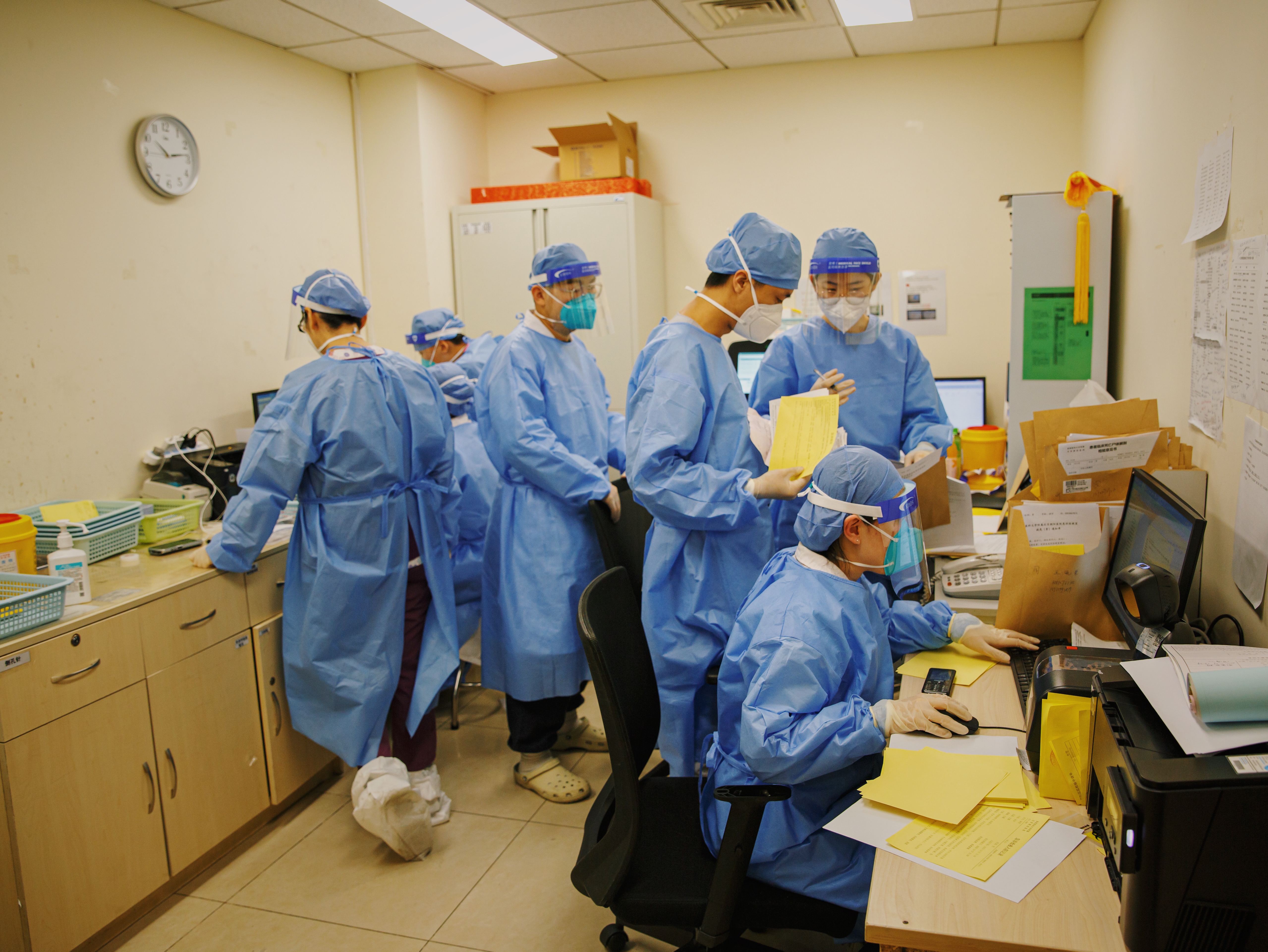 爱游戏体育转折点！深圳男篮造点机会；欧超杯今晨攻防权衡；压力陡增；医务组通报恢复的简单介绍